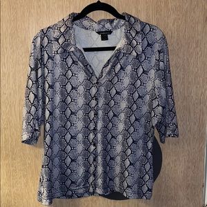 MODA INTERNATIONAL Snakeskin button down Top/ L